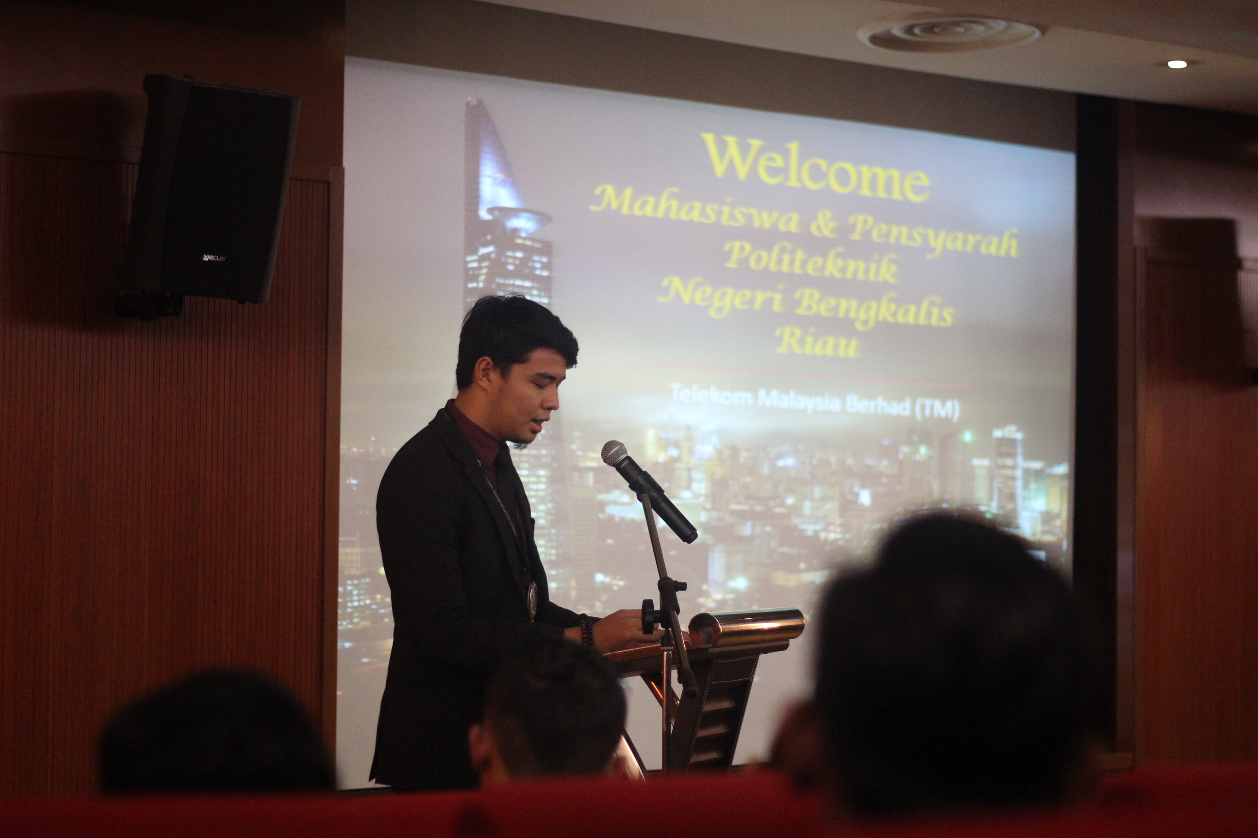 68 Mahasiswa Jurusan TI Melakukan Kunjungan Industri di Malasyia