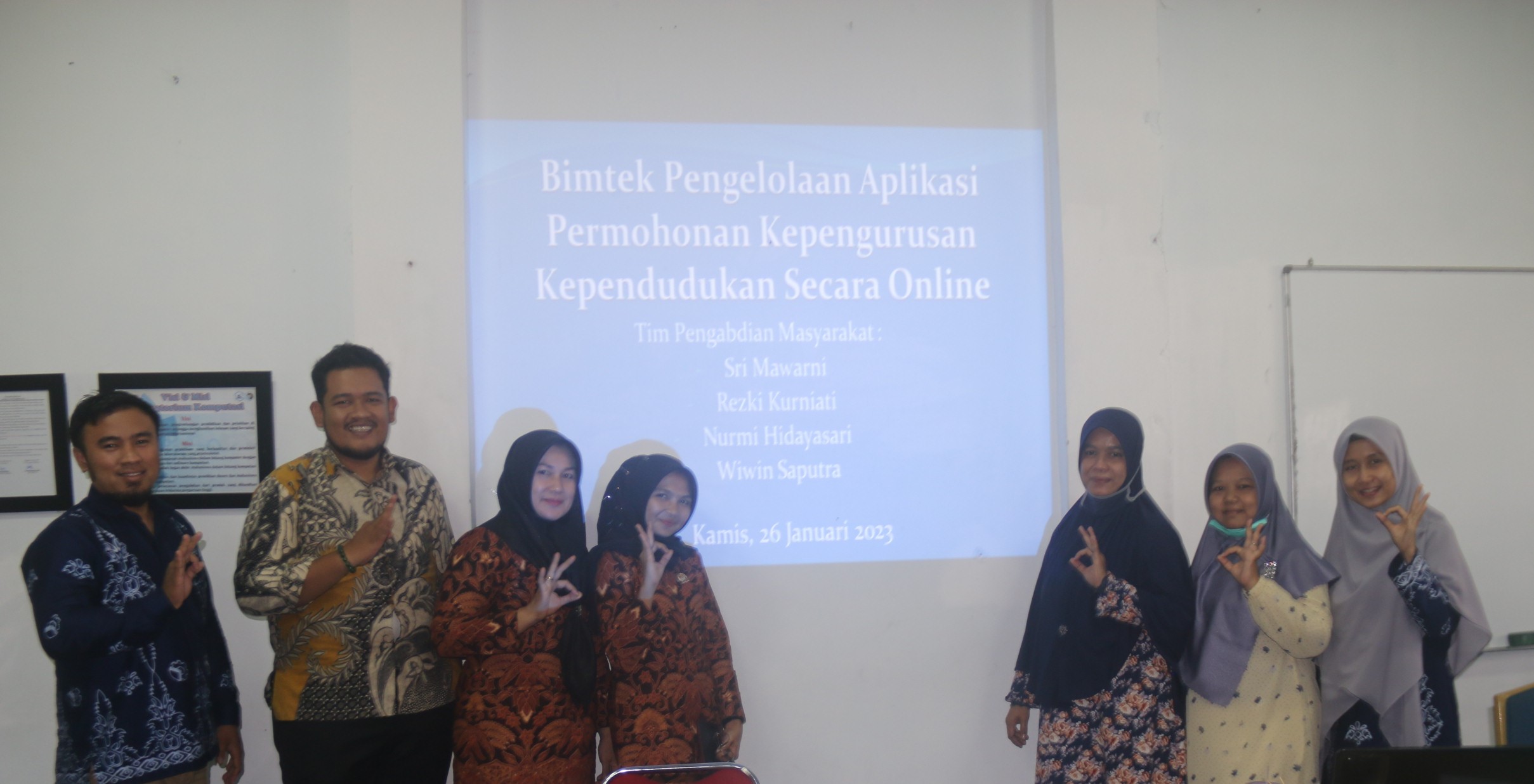 Tim Pengabdian Kepada Masyarakat (PKM) Jurusan TI melaksanakan BimTek Pengelolaan Aplikasi permohonan kepengurusan kependudukan secara online kepada staf bagian layanan pemerintahan Desa Air Putih